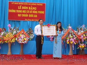 Trường THCS Đông Phong đón bằng công nhận trường chuẩn quốc gia.